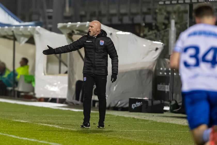 PEC Zwolle - FC Twente. Dick Schreuder probeert aan te sturen vanaf de zijkant.