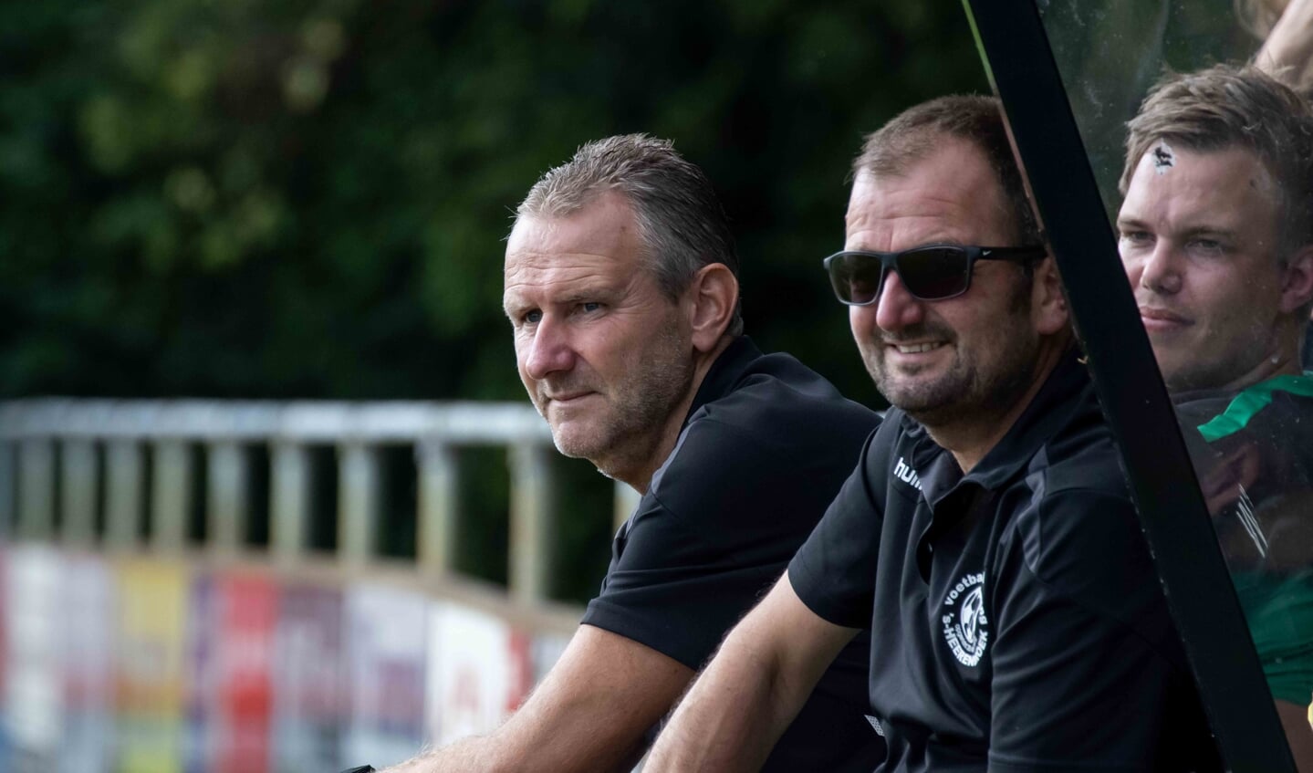 Trainer Van den Burg (l) ligt met zijn ploeg op koers voor een plek in de nacompetitie.