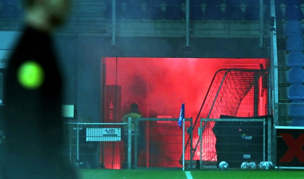 Vuurwerk wordt het stadion ingegooid bij de Marten Eibrink-tribune achter het doel van Kostas Lamprou. 