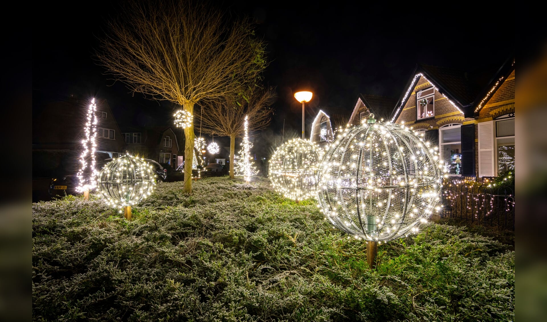 De Oostwijkstraat is rond Kerst prachtig verlicht