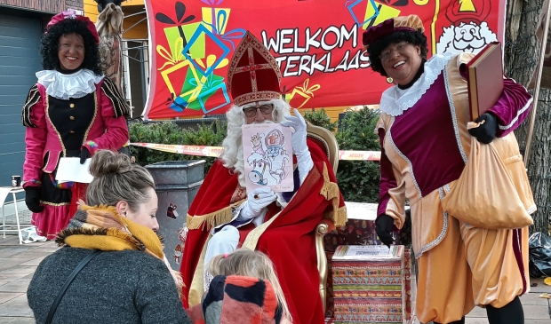 <p>Sinterklaas krijgt een kleurplaat bij het hoofdrustpunt aan de Julianastraat in Brunnepe</p> 