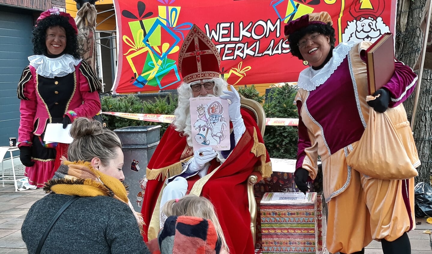 Sinterklaas krijgt een kleurplaat bij het hoofdrustpunt aan de Julianastraat in Brunnepe