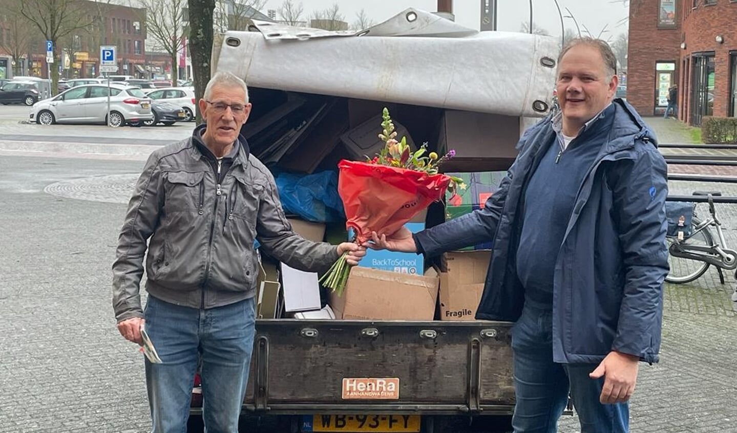 Piet Zwijnenburg (links) ontvangt een bloemetje van Asv Dronten-bestuurslid Harry Breukelman.