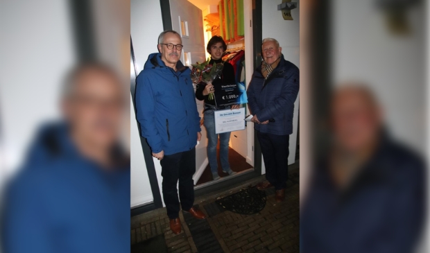 De winnaar van de Gulden Banier 2021 Bas Aldenberg, geflankeerd door de voorzitter van de Stichting De Banier Gerrit Euverman (links) en bestuurslid Hans van Berkum (rechts). 