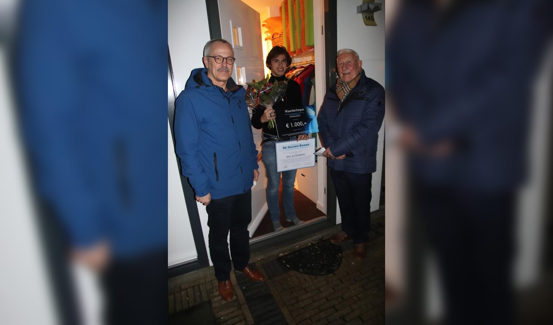 De winnaar van de Gulden Banier 2021 Bas Aldenberg, geflankeerd door de voorzitter van de Stichting De Banier Gerrit Euverman (links) en bestuurslid Hans van Berkum (rechts).