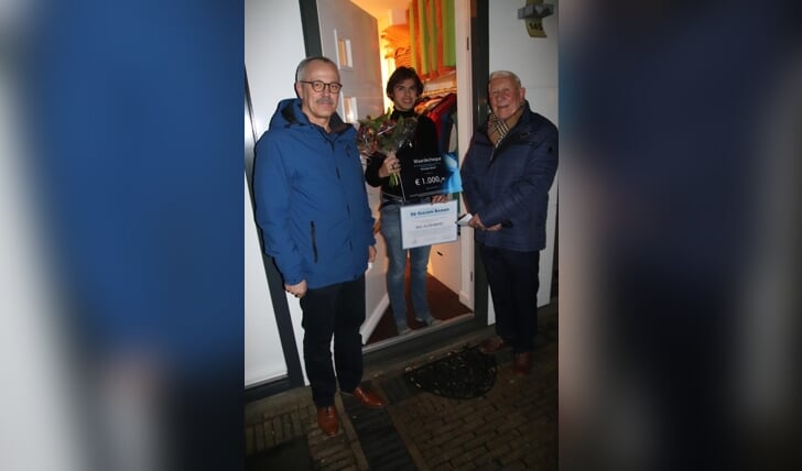 De winnaar van de Gulden Banier 2021 Bas Aldenberg, geflankeerd door de voorzitter van de Stichting De Banier Gerrit Euverman (links) en bestuurslid Hans van Berkum (rechts).