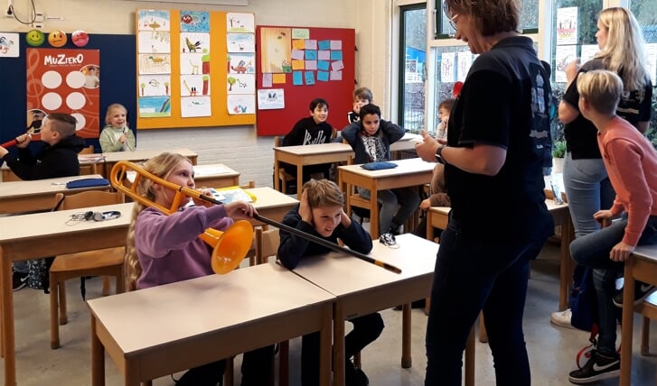 Leerlingen van de Dirk van Dijkschool maken kennis met blaasinstrumenten