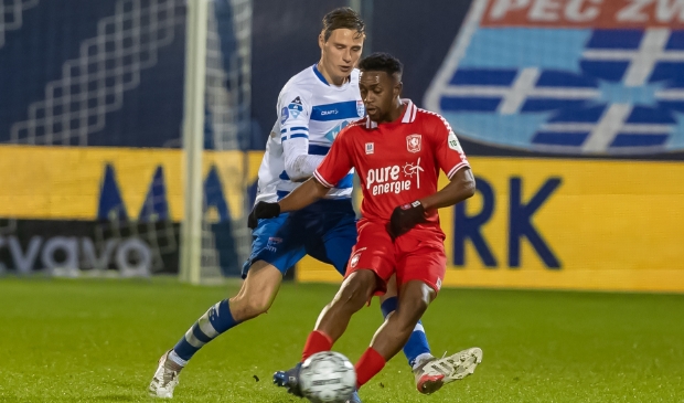 <p>Siemen Voet vangt Virgil Misidjan op, maar kan niet voorkomen dat de aanvaller (vorig seizoen nog belangrijk voor PEC) scoort en een assist geeft namens Twente.</p> 
