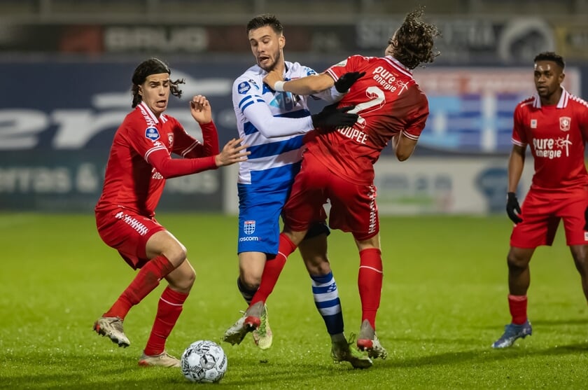 PEC Zwolle - FC Twente. Luka Adzic stuit op Giovanni Troupee.