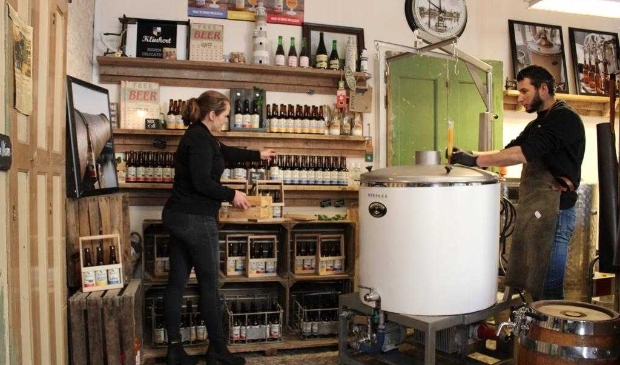 Grytsje en Kees Klinkert aan het werk in hun bierbrouwerij 