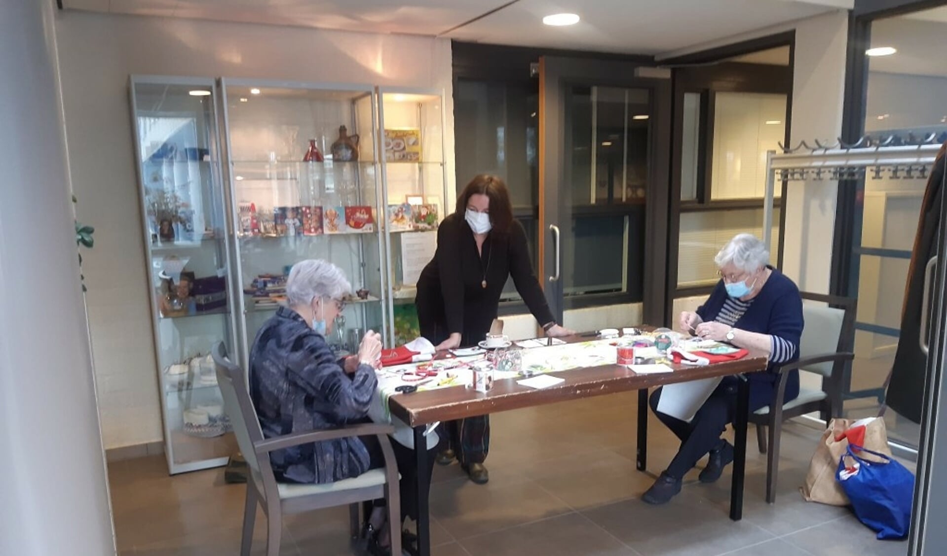 Renée Nieuwenstein met twee bewoners van De Havezate.