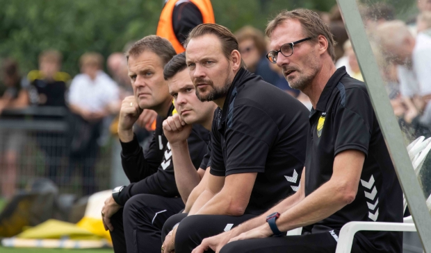 <p>Post en De Velde (r) tijdens de derby dit seizoen tegen Go-Ahead. </p>