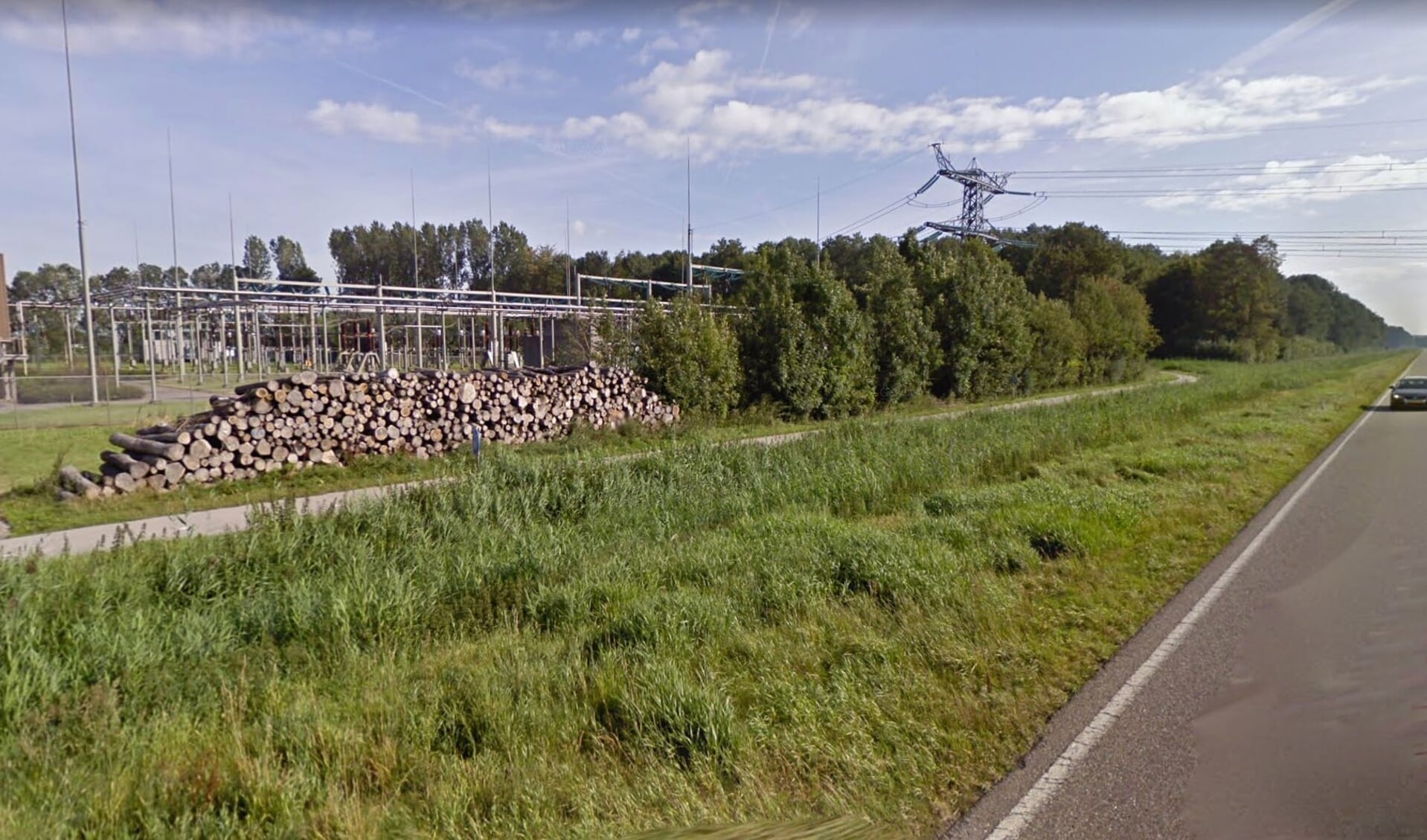 Het transformatorstation aan de Dronterweg met het naastgelegen Lage Vaart- of Zeeltbos.