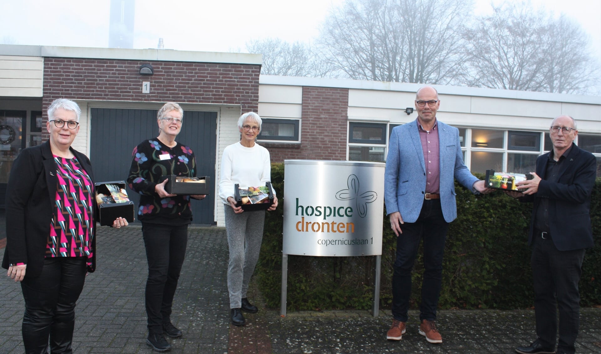 Dick Wendrich van Odd Fellows (re.) overhandigde soeppakketten aan Maarten Vrolijk en enkele vrijwilligers van het hospice.