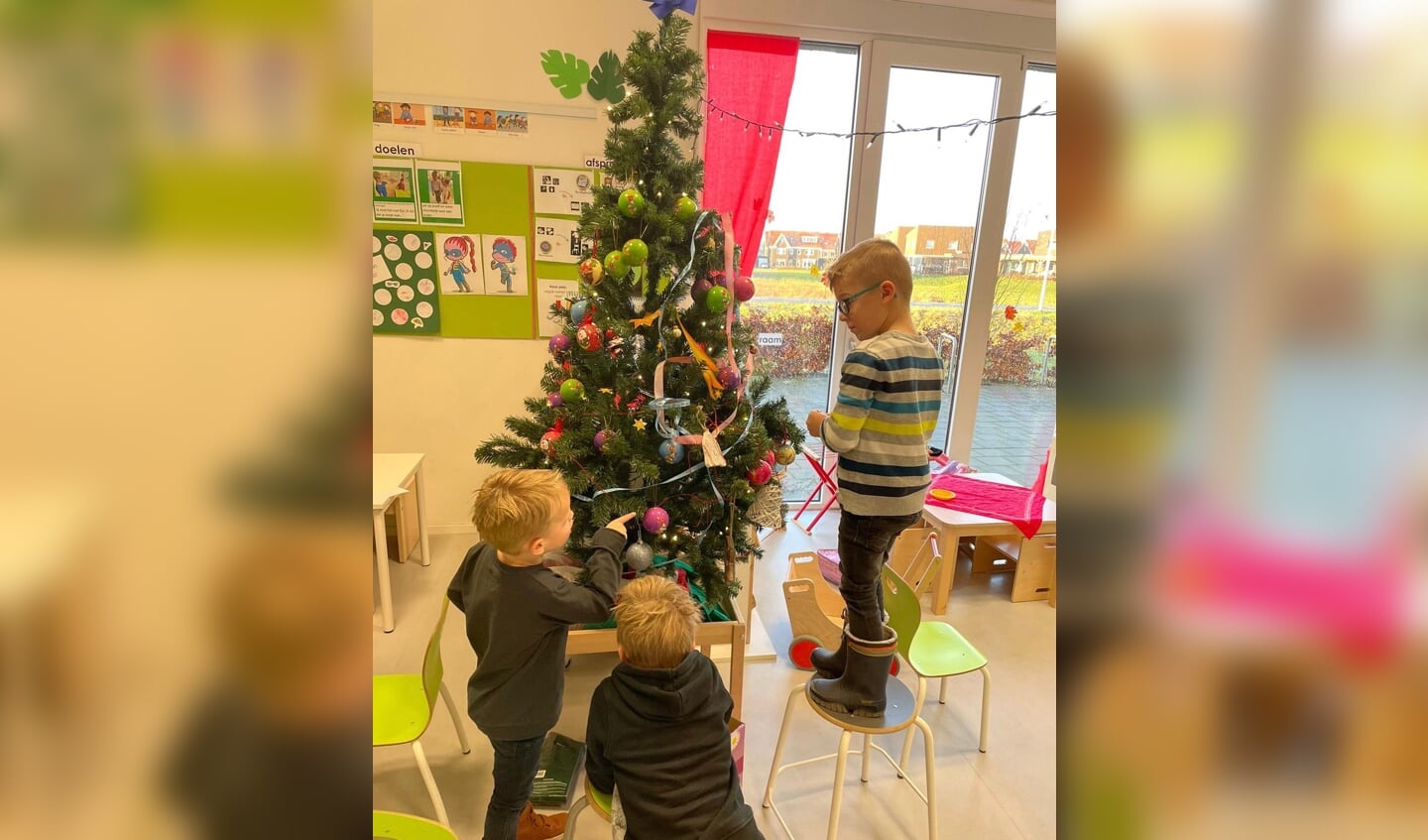 Leerlingen van De Boxem tuigen de kerstboom op. 