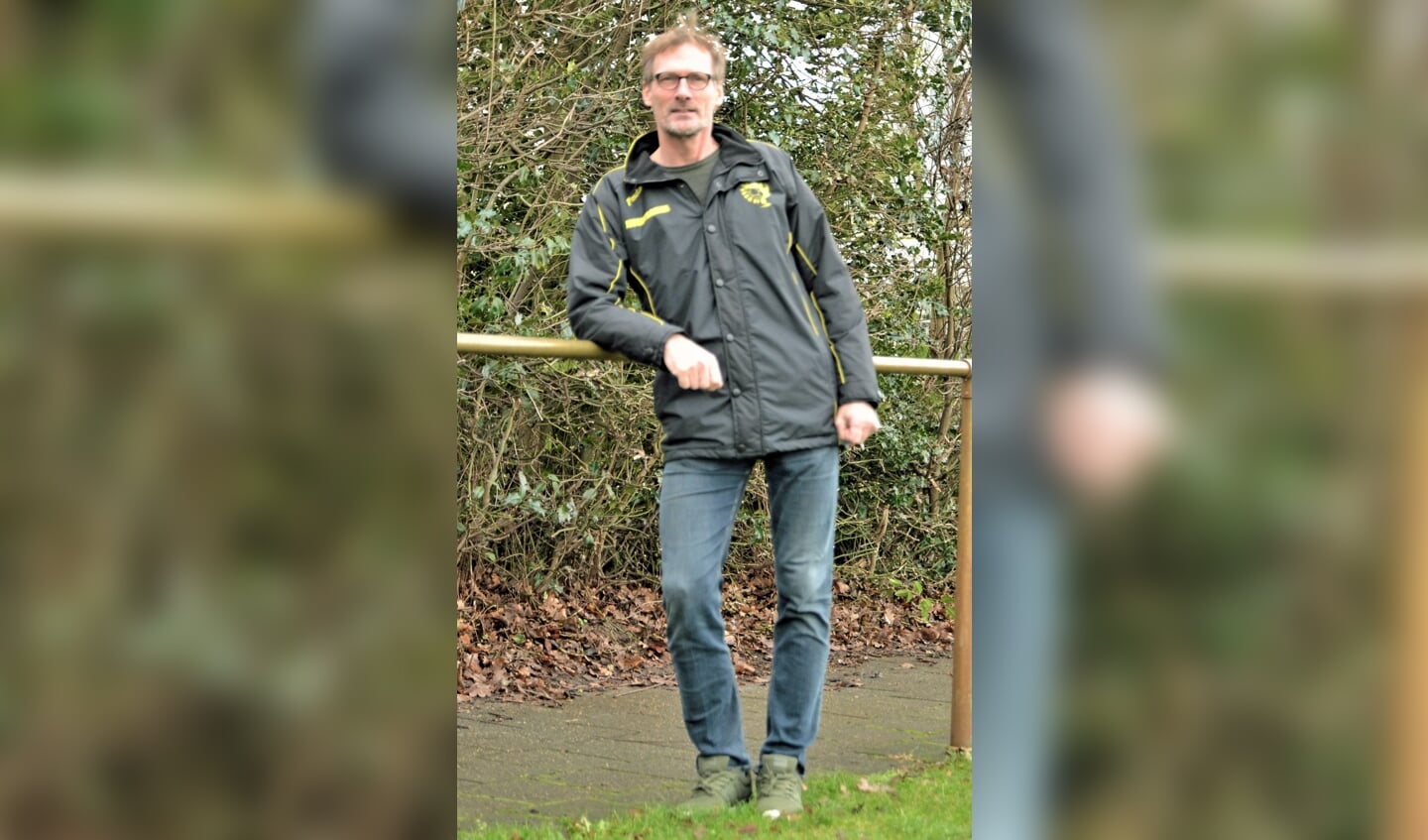 Hoofd Jeugdopleiding VSCO'61 Henk de Velde in de jas met de voor hem bekende clubkleuren