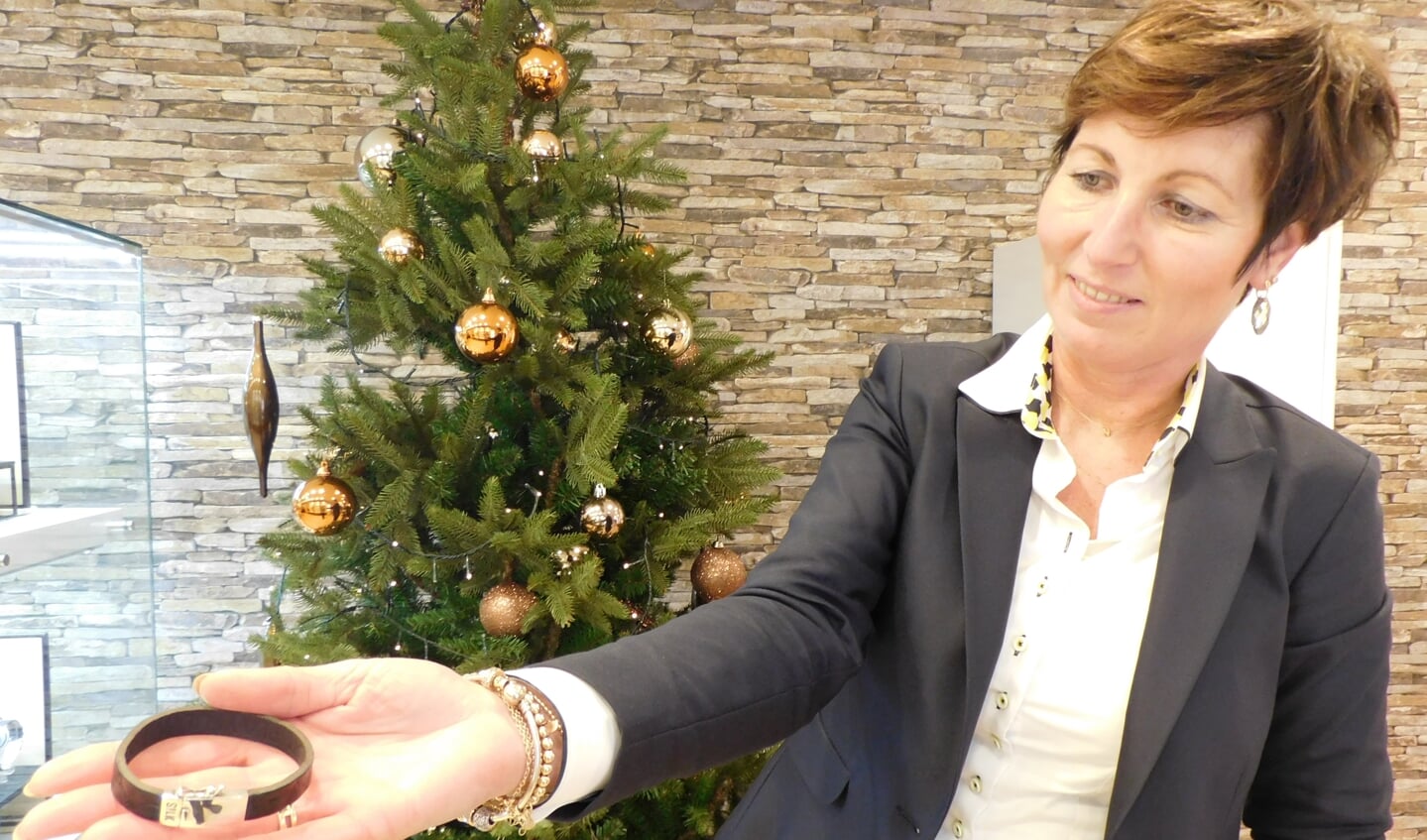 Nathalie Maas showt een armband van Silk