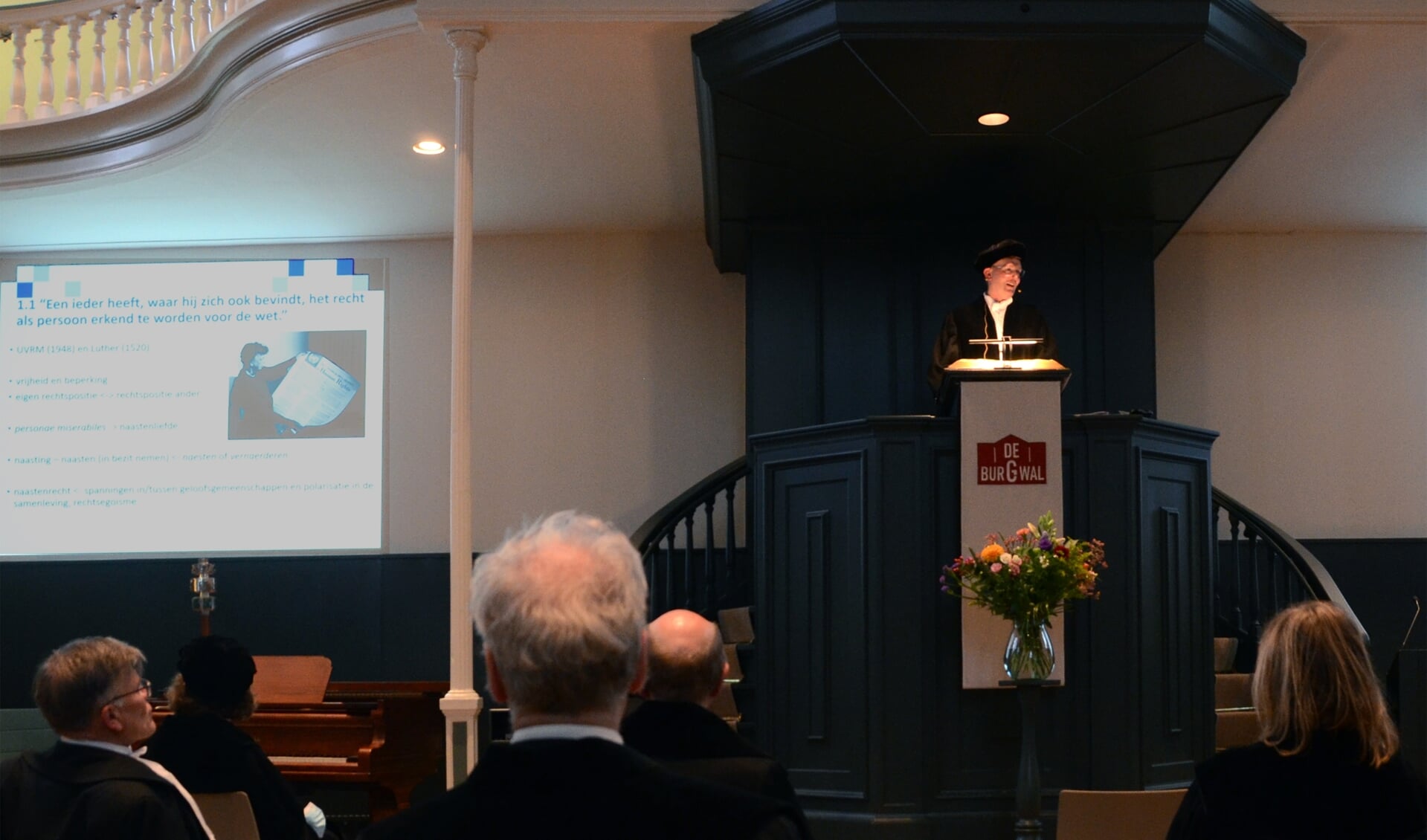 Prof. dr. C. van den Broeke op het spreekgestoelte van De Burgwal