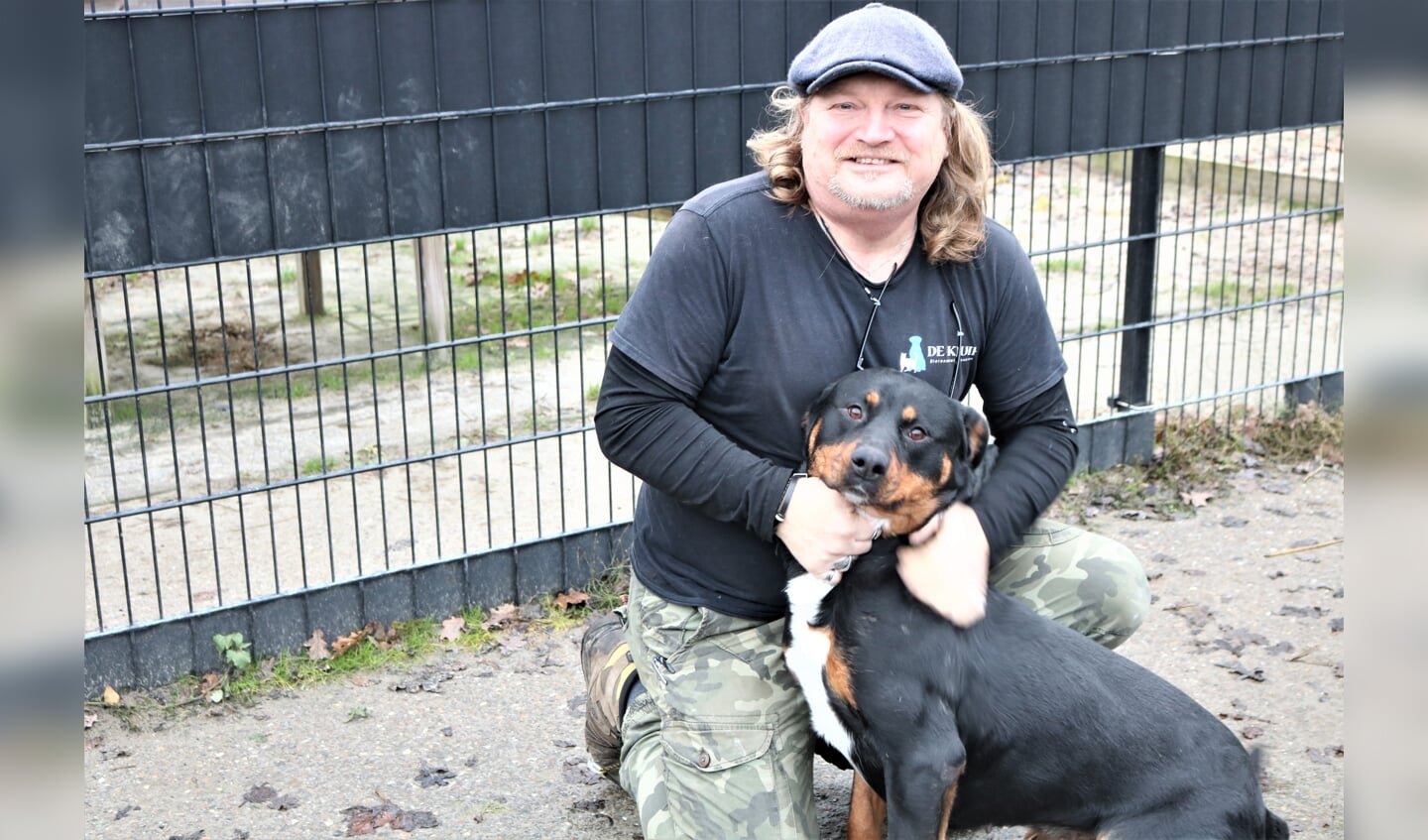 Medebeheerder Kees van der Velde van De Kluif, samen met de enthousiaste Lucky: ‘Dieren geven je onvoorwaardelijke liefde’. 