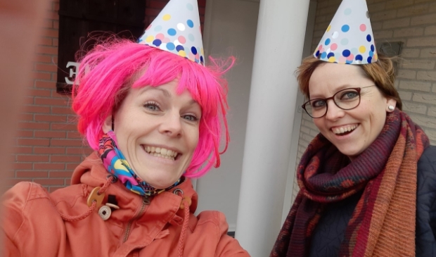 Marieke van Wijck en Marjette Zomer maken er bij elke mentorleerling een klein feestje van