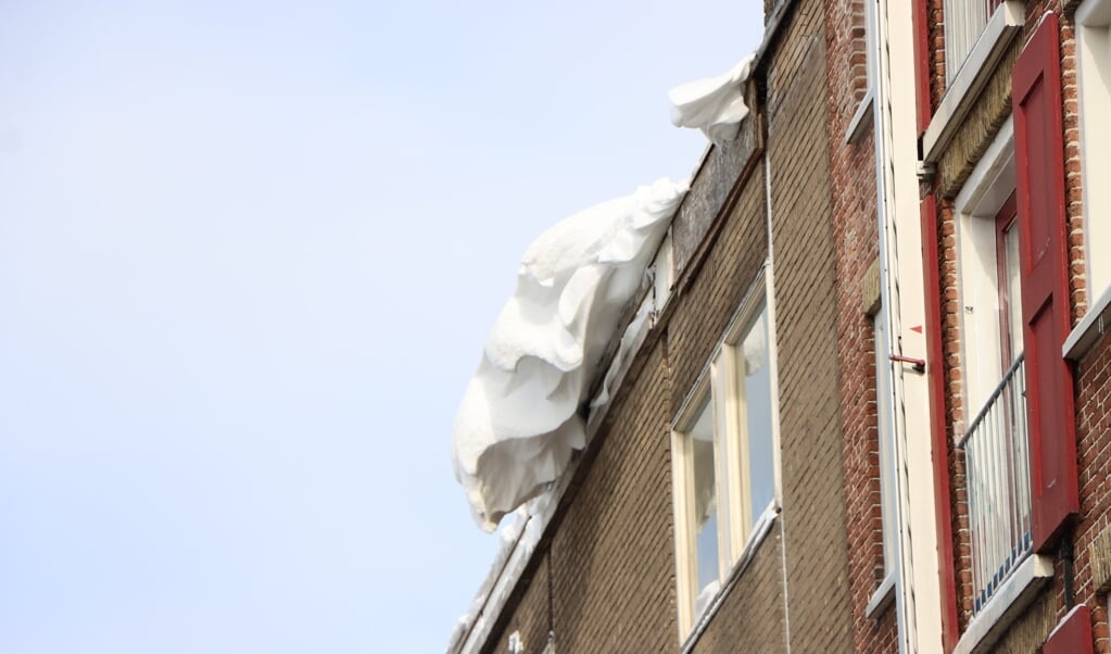 Kampen - De brandweer van Kampen werd dinsdag 9 februari gealarmeerd voor een bult sneeuw dat van het dak aan de Hofstraat dreigde te glijden. De brandweer heeft het met behulp van de hoogwerker verwijderd