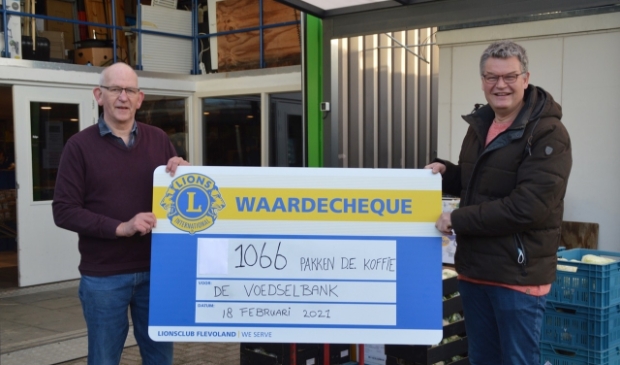 <p>Dick van Tilburg overhandigde vorig jaar een cheque aan Jan Groenendijk van de voedselbank.</p>