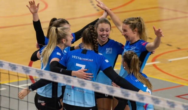 Vreugde bij de speelsters van Regio Zwolle Volleybal.