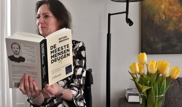 <p>Saskia leest met (h)erkenning het boek van Rutger Bregman</p>