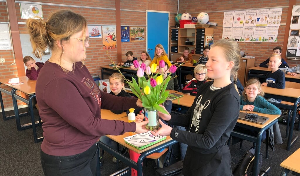 Alle leerkrachten van Kindcentrum Johannes Bogerman kregen een bloemetje.