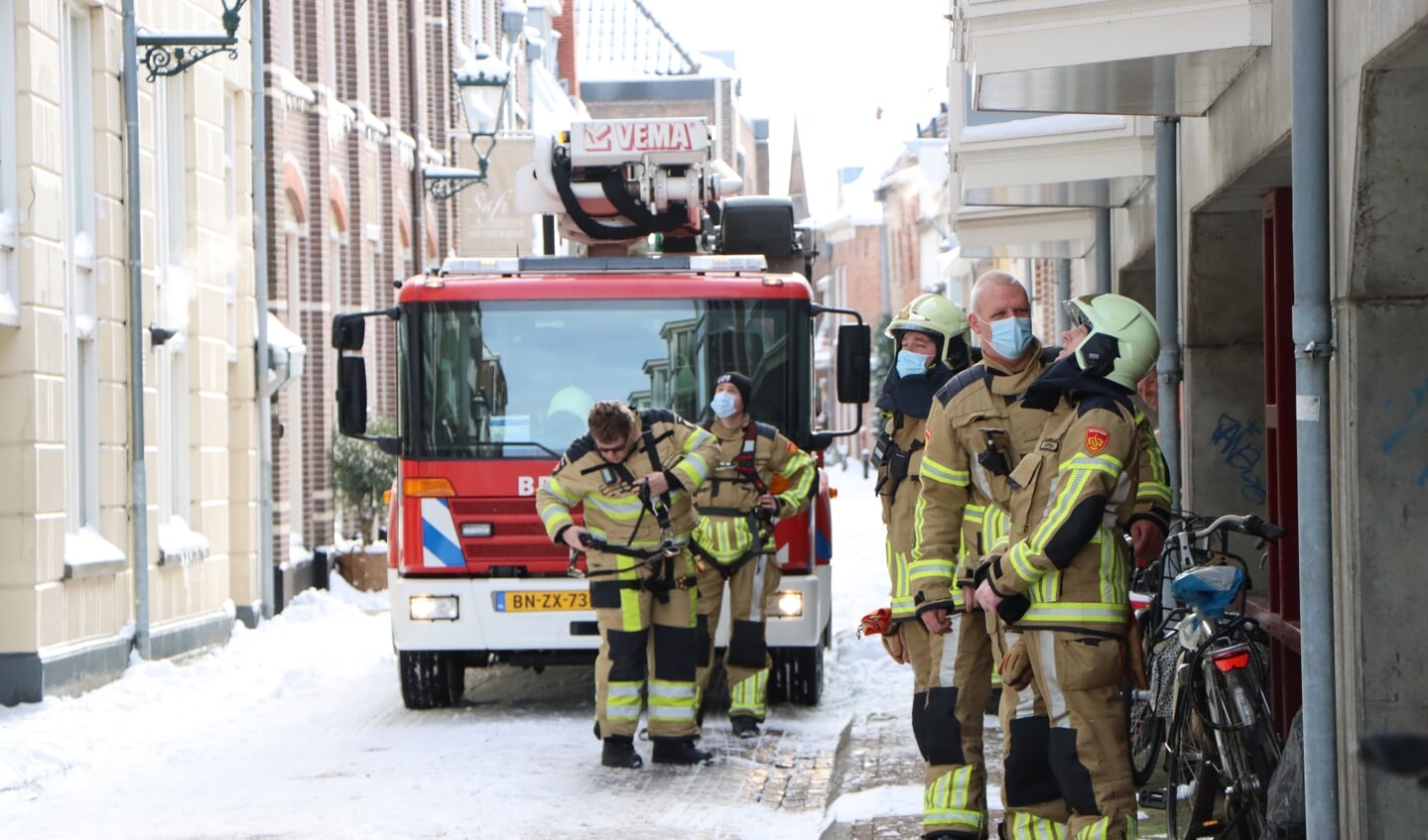 Kampen - De brandweer van Kampen werd dinsdag 9 februari gealarmeerd voor een bult sneeuw dat van het dak aan de Hofstraat dreigde te glijden. De brandweer heeft het met behulp van de hoogwerker verwijderd