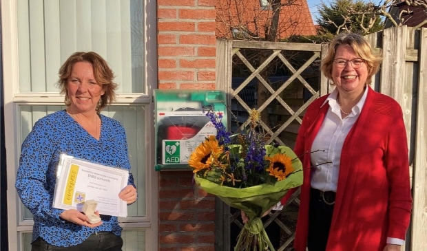 <p>Jubilaris Germa van der Wel ontvangt onderscheiding van Gerla van Leeuwen, Voorzitter EHBO Zeewolde</p>