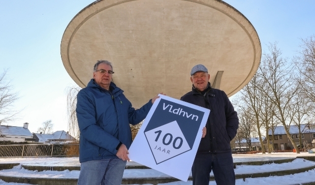 <p>Ad Vialle (links) en Gerard Coppens zijn de bedenkers en organisatoren van 'Echt Veldhovenz Luidkeels' en het komende 'Eeuwfeest aan de Gender'. FOTO: Bert Jansen.</p>