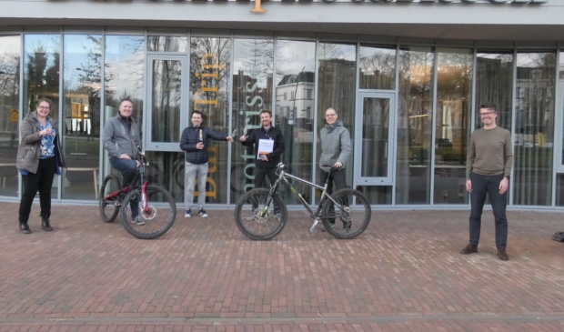 <p>De oprichting van MTB Zwolle is een feit. Bart Bakker tweede van rechts.</p>