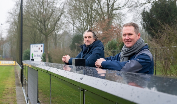 Niels Witterholt, voorzitter van SV Epe, en wethouder Erik Visser (rechts)