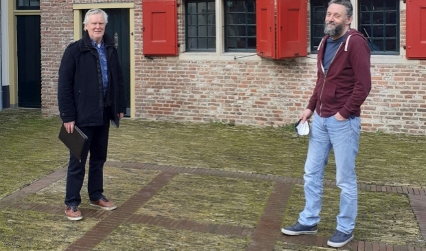 Raadslid Harry Kremer (l) en directeur Bakkerijmuseum Fred Voskuil