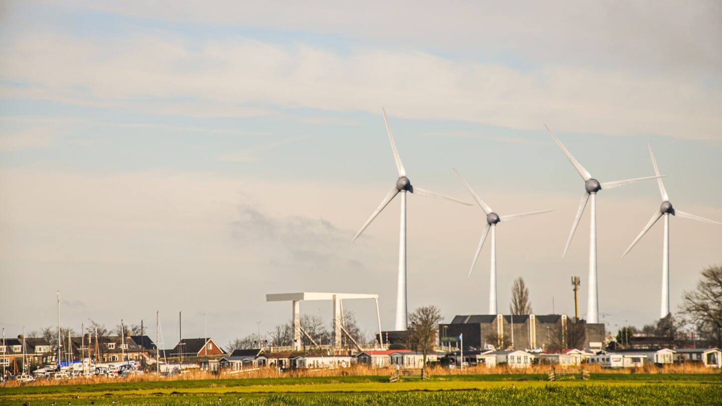 Een impressie van hoe Zwartsluis eruit zou kunnen gaan zien met windmolens.