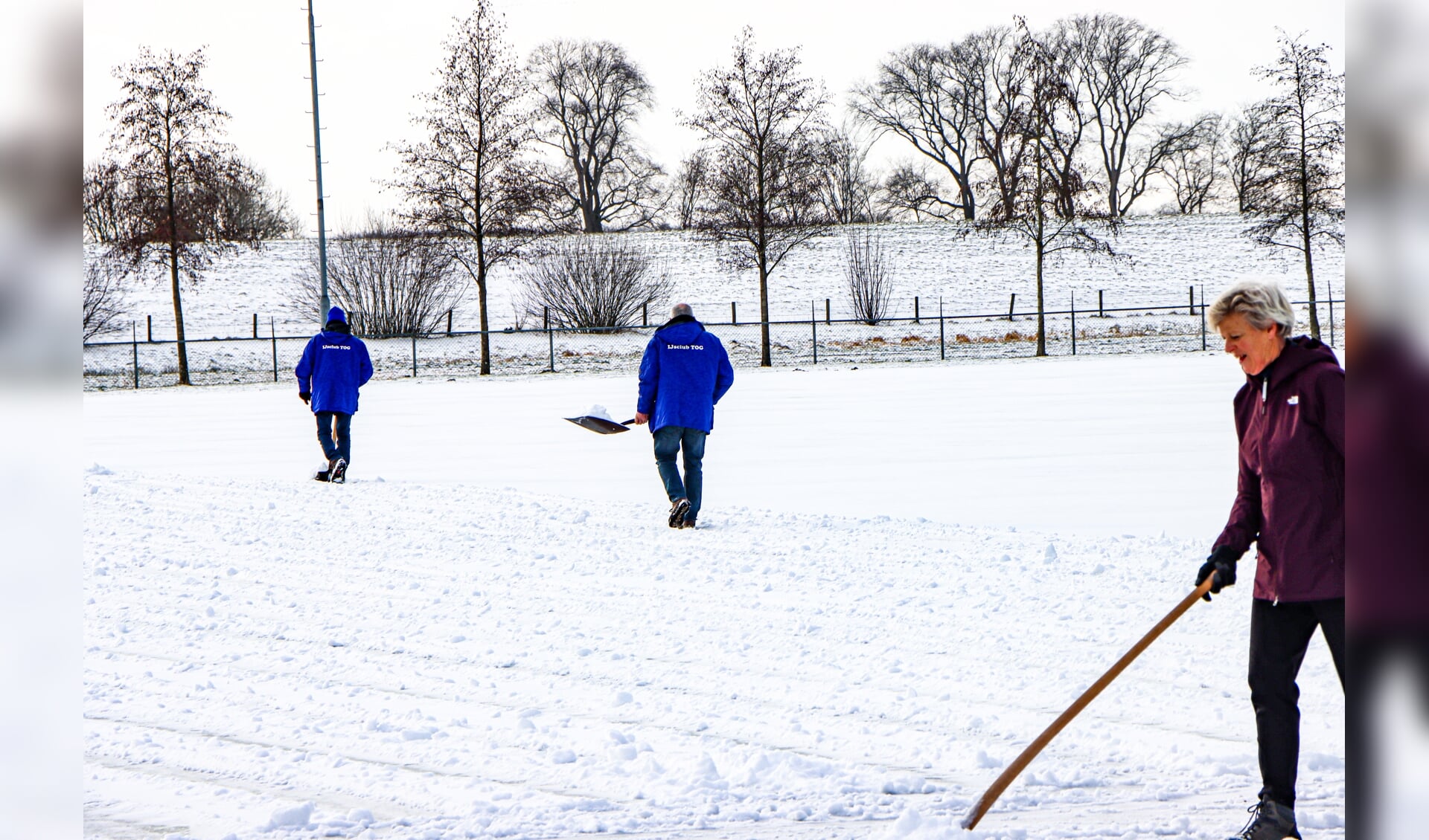 Kampen - Vrijwilligers van IJsclub TOG in Kampen zijn dinsdag 9 februari druk bezig om de ijsbaan sneeuwvrij te maken om er later deze week op te kunnen schaatsen.