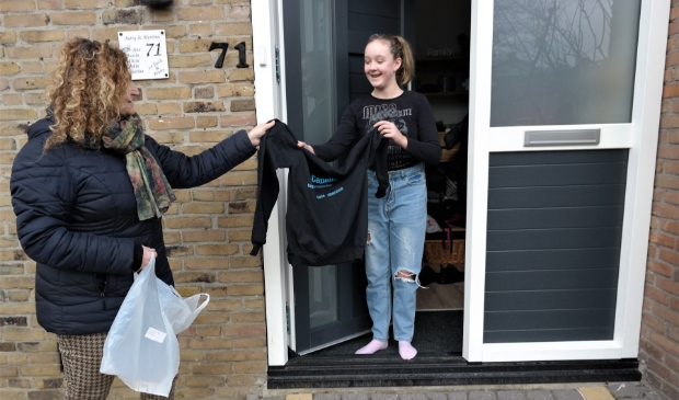 <p>Jeanette Groenhof bezorgt het Capellen Campus pakket bij Alica Ponsen (klas 2 HM1)</p>