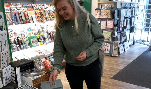 <p>Jennifer Frijlink legde haar dichtbundel ook bij Boekhandel Bos </p>