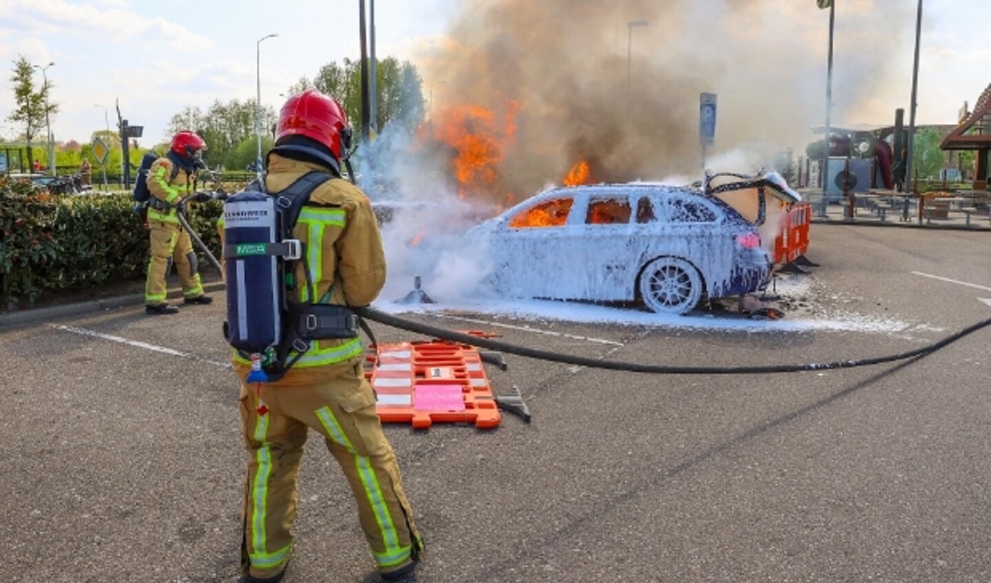 De Veldhovens brandweer aan het werk. Foto betreft een autobrand op 19 april 2020. FOTO: Bert Jansen.