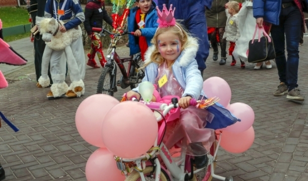 <p>De Elfstedentocht kent ook &#39;n alternatief... Wat blijft is dat de kinderen mooi carnavalesk verkleed deelnemen. FOTO: Bert Jansen (archief).&nbsp;</p> 