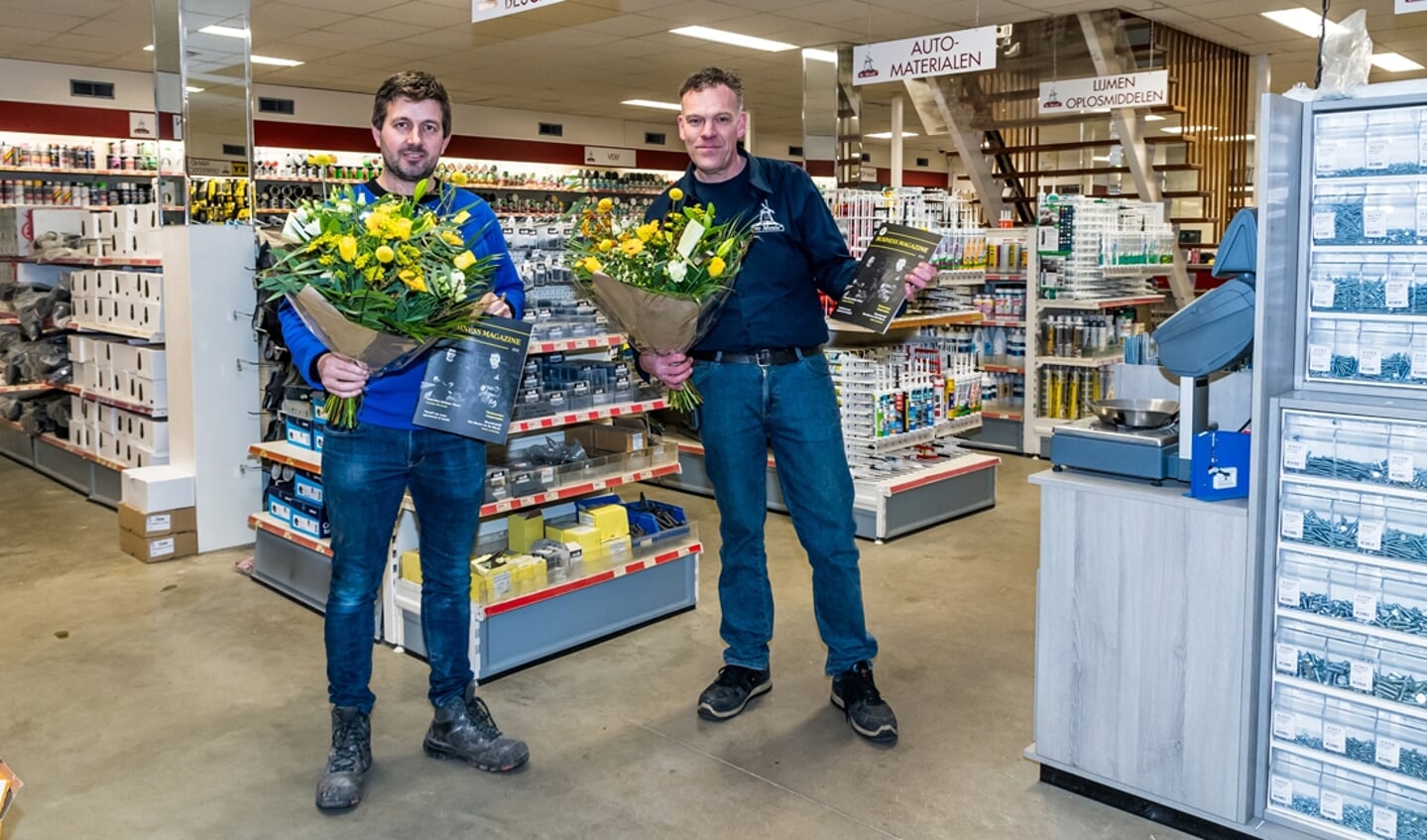 Everhard Polinder (l) en Alex van Erven van Bouwbedrijf van Boven en Bouwmarkt De Meule worden geportretteerd in het nieuwe Businessmagazine van VSCO'61