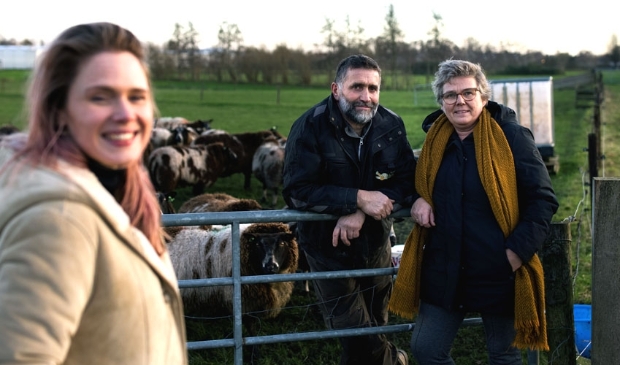 <p>EO-presentatrice Marleen Stelling met gemeenteleden Henk en Kitty Vahl</p>