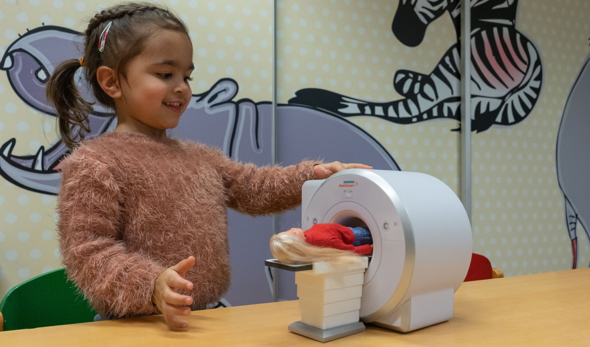 Viënne (3 jaar) onderzoekt hoe de mini MRI werkt.