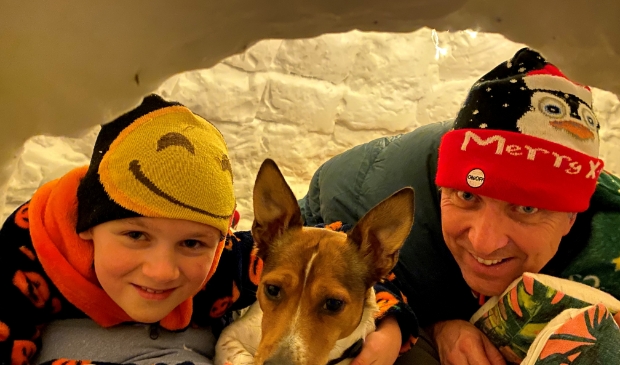 <p>Sven en zoon Yde gingen slapen in de zelfgemaakte iglo... hond Kobus paste er ook nog bij</p>