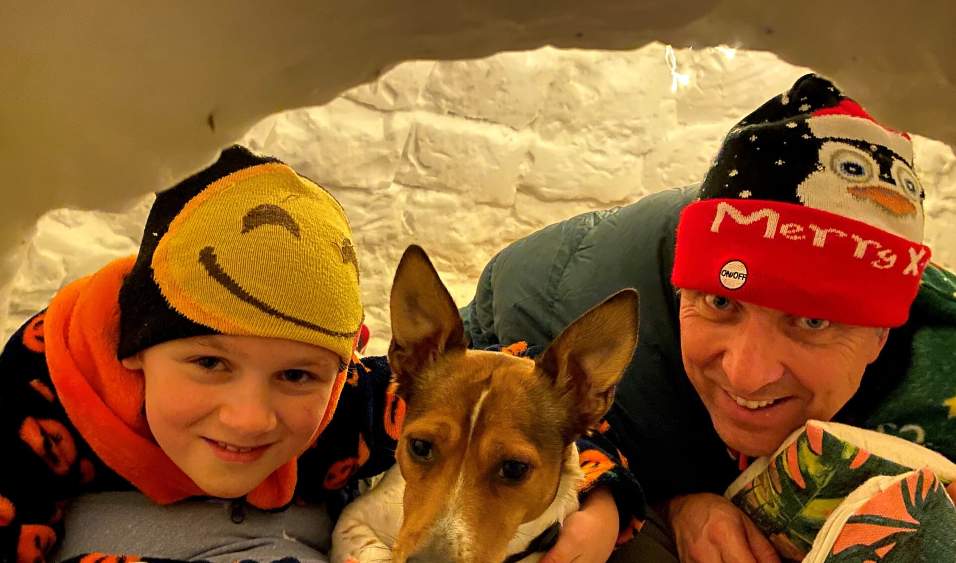 Sven en zoon Yde gingen slapen in de zelfgemaakte iglo... hond Kobus paste er ook nog bij