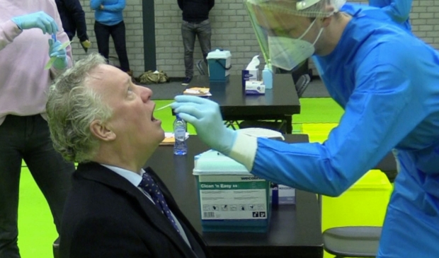 <p>Burgemeester Jean Paul Gebben liet zich als eerste testen.</p>