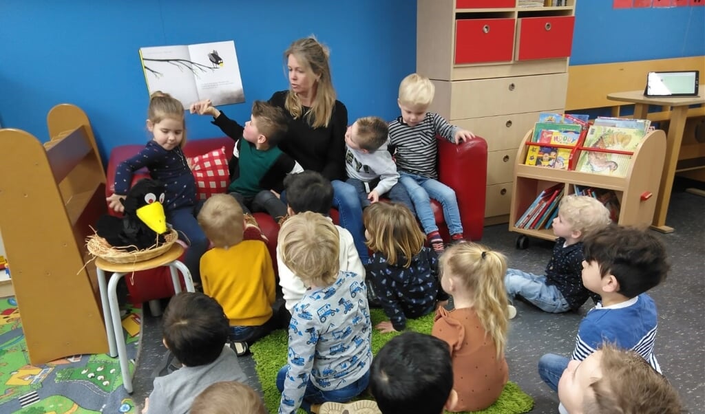 Het voorlezen uit 'Coco kan het!' op de kinderopvang