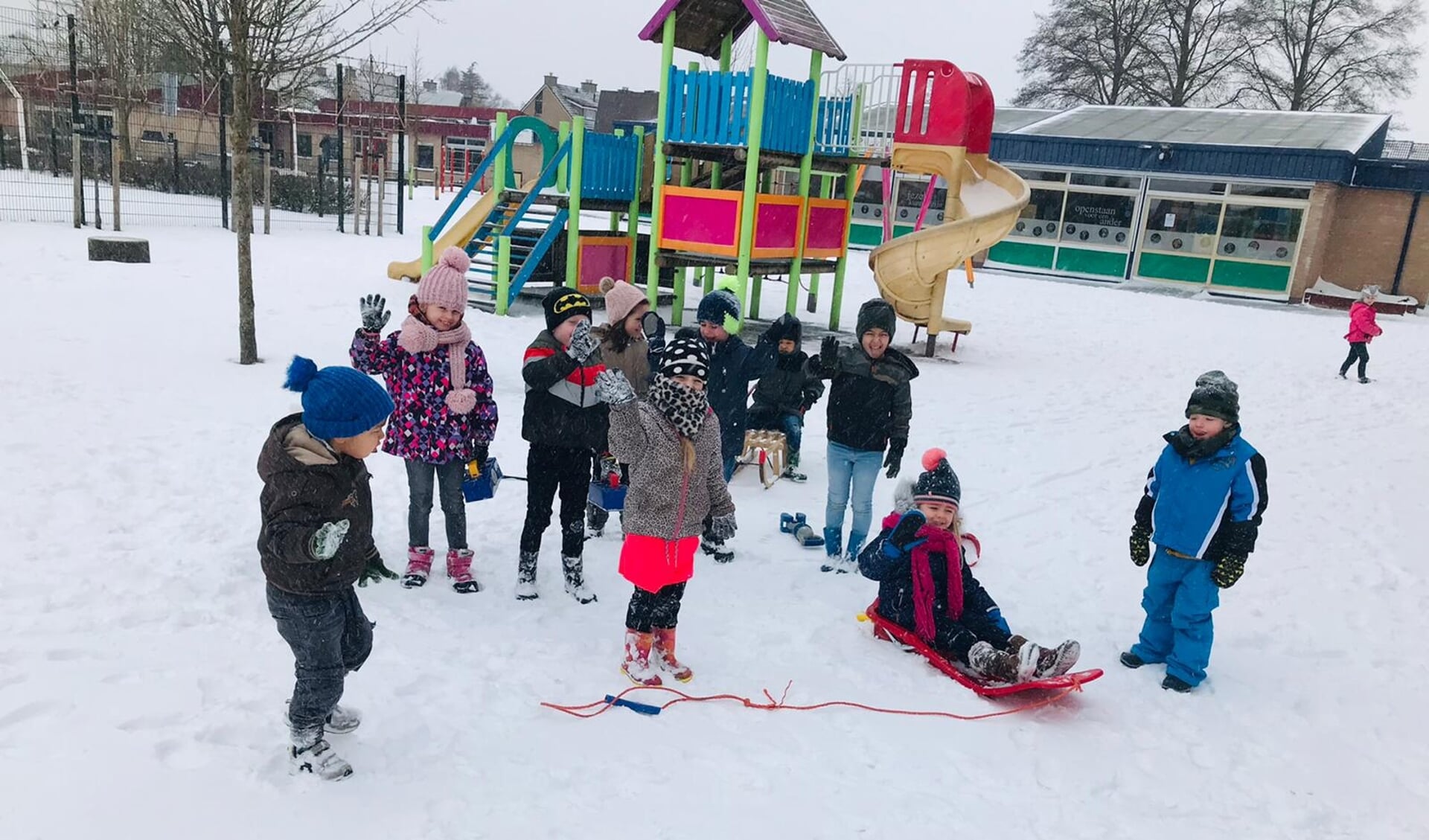 Het Palet en De Vlonder waren vandaag open voor de leerlingen en leerkrachten die naar school konden komen en zij hadden ook flinke lol in de sneeuw