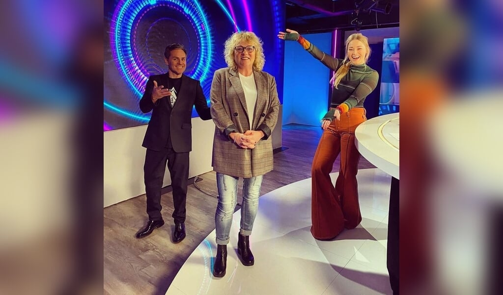 Els Trollmann uit Dronten met de presentatoren Peter Van de Veire en Geraldine Kemper.